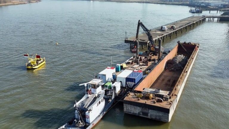 Sloop van de vroegere pier van Boele is gestart