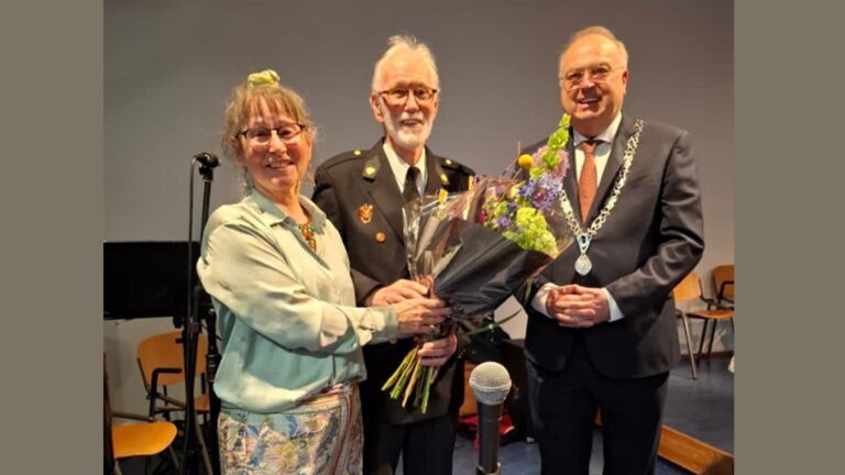 In de pauze van zijn Brandweermannenkoor-concert wordt Ron (75) verrast met lintje