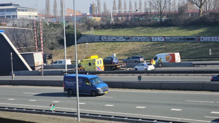 Drechttunnel tijdelijk dicht na ongeluk en verkeersregelaar aangereden