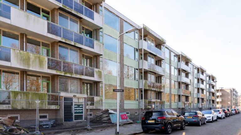 Deze portiekwoningen maken plaats voor nieuwe, houten appartementen