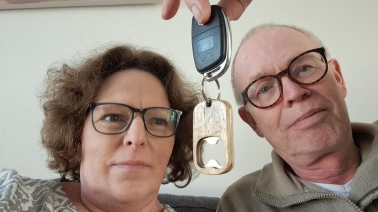 De auto van Irma en John staat vast in gesloten parkeergarage