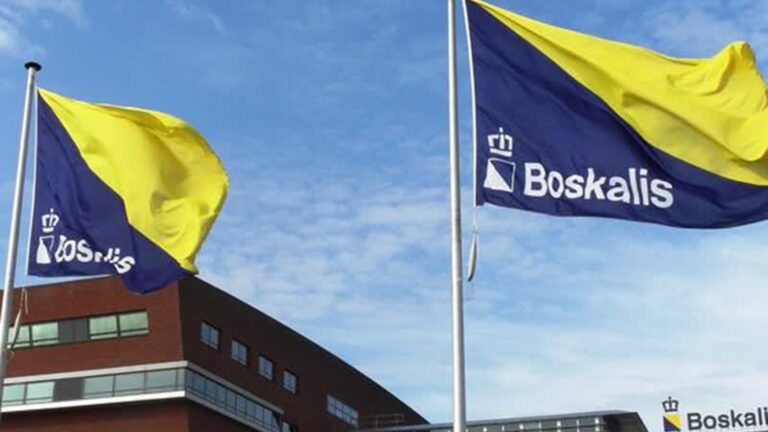 Boskalis gaat lekkende tanker met kerosine op Noordzee bergen