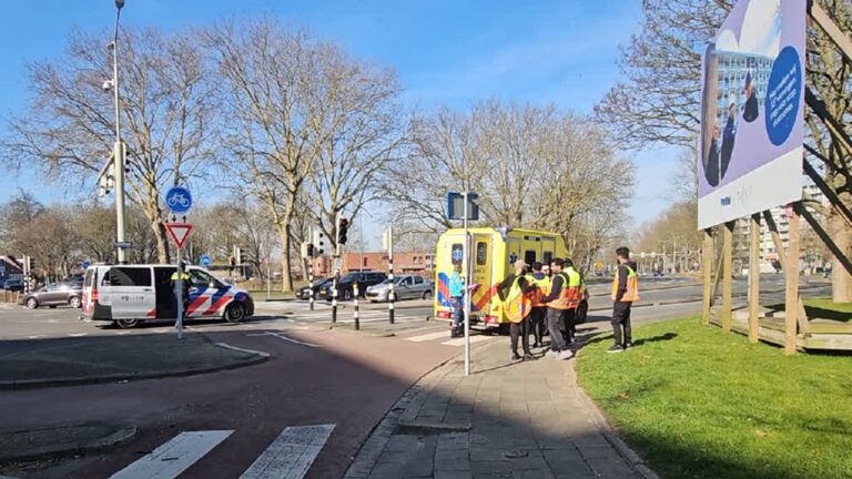 Vrouw rijdt verkeerregelaar aan, rijdt door maar meldt zich later