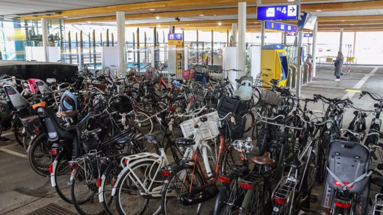 Gemeente is chaos in nieuwe fietsenstalling zat en neemt maatregelen