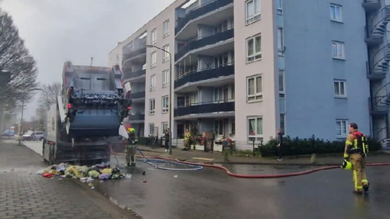 Brand in vuilniswagen, afval op straat