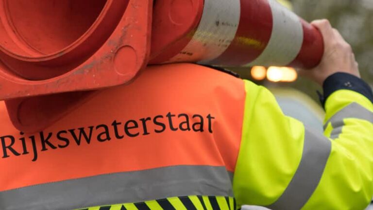 Bijna 1,5 uur vertraging door ongeluk A15, verkeer over de vluchtstrook