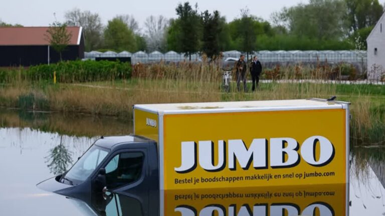 Bezorgwagen supermarkt rolt water in