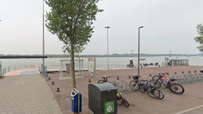 Opstapplek Waterbus tijdelijk verplaatst wegens verzakte damwand