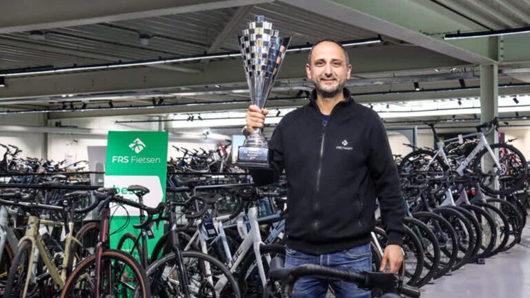 Fietsenmaker Farhad heeft de beste baannaam van 2025: ‘Heel gaaf’