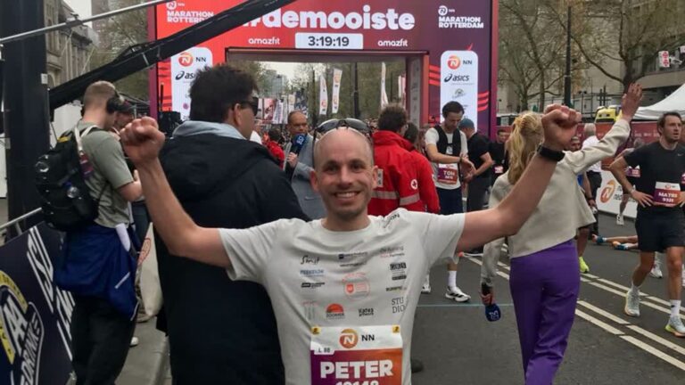 Peter volbrengt marathon Rotterdam met zoontje in gedachten: ‘Na de finish brak ik even’
