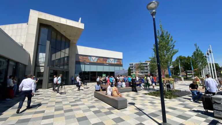 Winkelcentrum ontruimd, agenten zoeken man met mes
