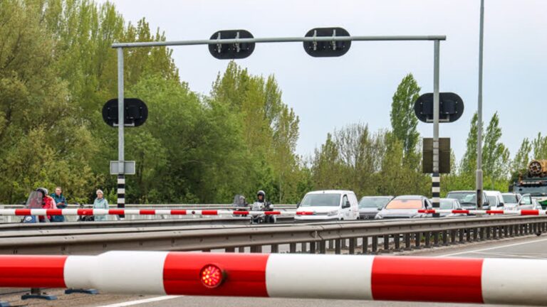 Storing slagbomen Wantijbrug legt verkeer N3 stil