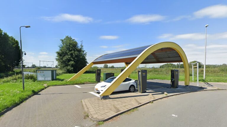 Auto botst op laadpaal bij tankstation, bestuurder naar ziekenhuis