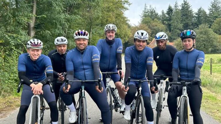 Deze wielergroep komt op tv: ‘oorspronkelijk Moluks, maar fietsen hoort er als Nederlander bij’