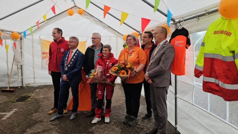 Rianne en Lida zijn al meer dan 30 jaar vrijwilliger bij de Reddingsbrigade en krijgen lintje