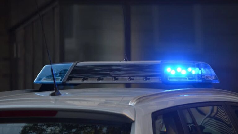 Automobilist (22) onder invloed slaat over de kop