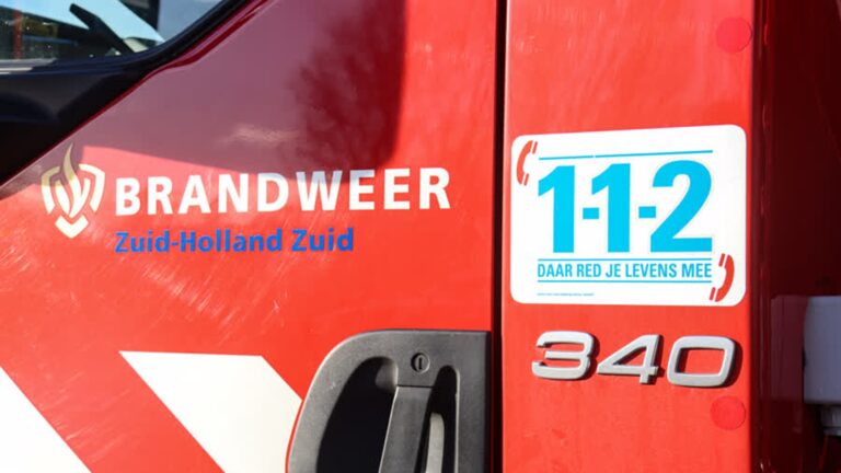 Hoogwerker in vlammen op in loods Zwijndrecht