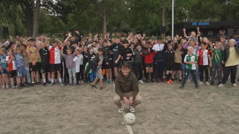 Marten de Roon heel even in Nederland voor opening trapveldje