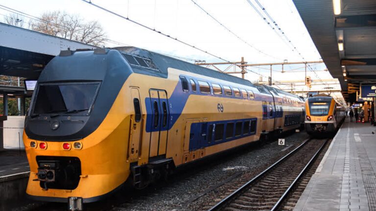 Treinverkeer urenlang plat na aanrijding bij station