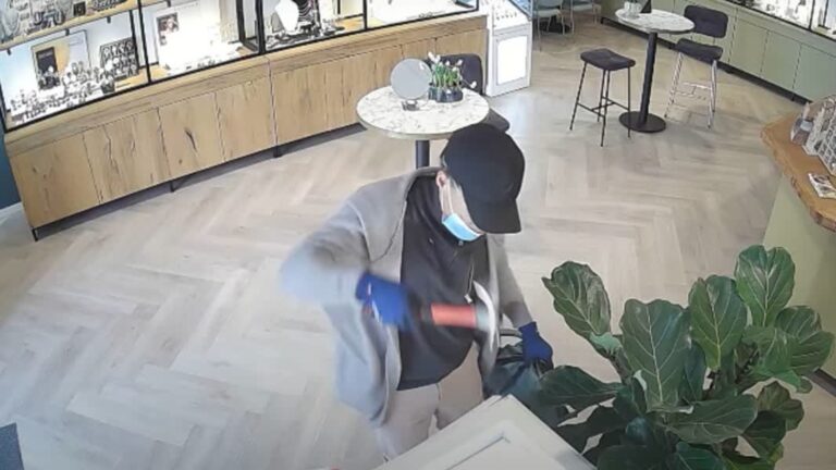 Overvaller slaat vitrines van juwelier met klauwhamer kapot