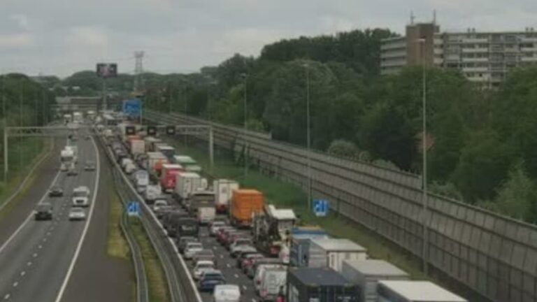 Weer ongeluk op A15, ruim een uur vertraging