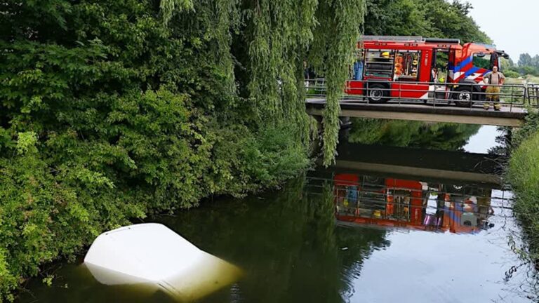 Bestelbus belandt in sloot na aanrijding met auto
