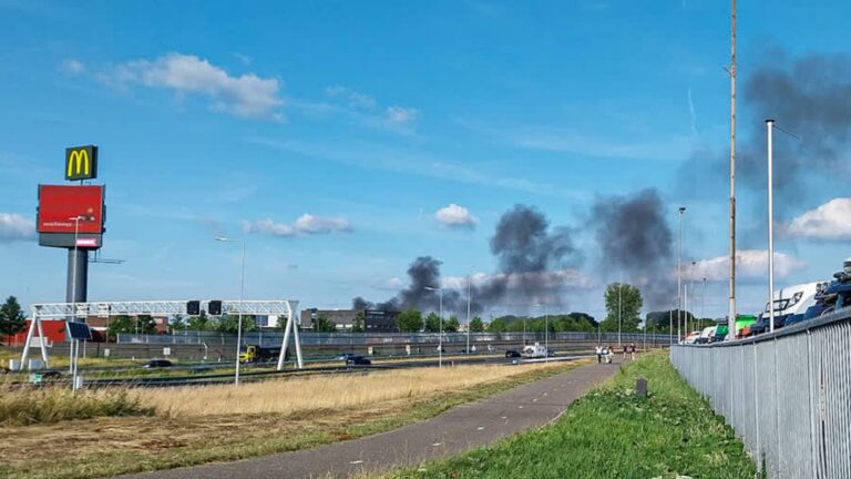 Zeer grote brand in industriegebouw zorgt voor veel zwarte rook