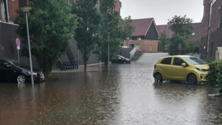 Ondergelopen parkeergarage en kelders in Sliedrecht na hoosbui