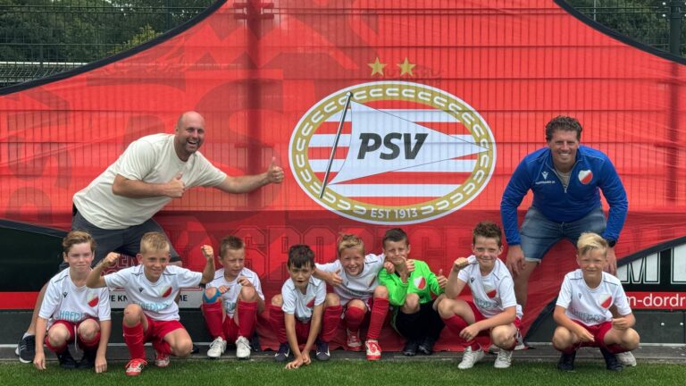 Voetbalvereniging Hardinxveld JO8-1 schittert op uitnodiging van profclub PSV tijdens Regio Cup
