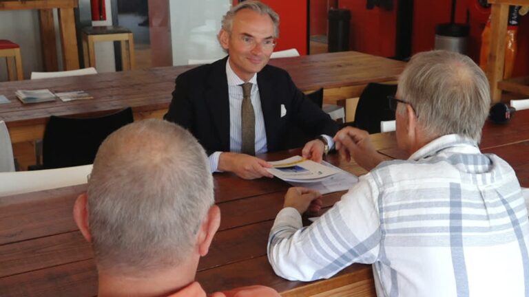 Nanning Mol neemt petitie tegen sluiting Baanhoekbrug in ontvangst