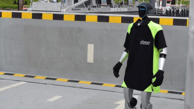 Robot aan het werk op veerpont, maar moet eerst leren lopen: ‘Hij is niet gevallen’