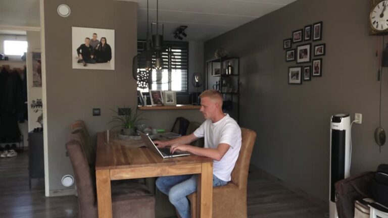 John (28) kreeg zijn starterswoning te pakken bij proef: ‘Iedereen om de hoek’