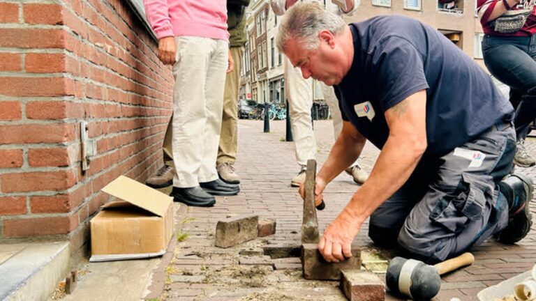 Beschadigde Stolpersteine na maanden vervangen: ‘zeven keer 150 euro, dat is best wat’