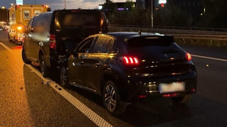 Drie auto’s botsen op A15