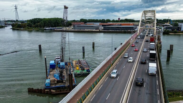 Megaklus bij Papendrechtsebrug van start met aanleg ‘drijvende werkplaats’