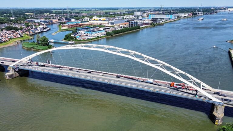 Vrachtwagens mogen niet meer inhalen op Papendrechtsebrug