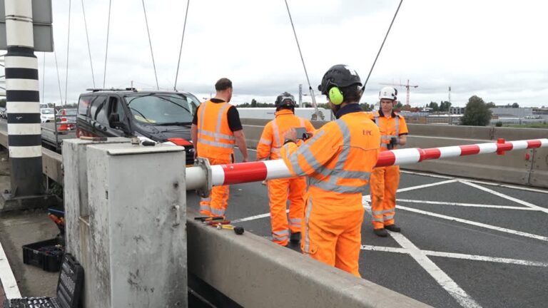 Vertraging op N3 door kapotgereden slagboom, file op A15 na ongeluk