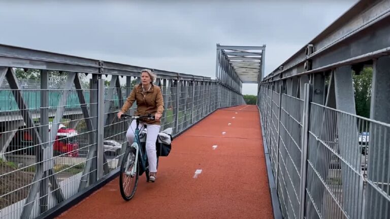 Extra licht en hek geplaatst bij tijdelijke brug over A27