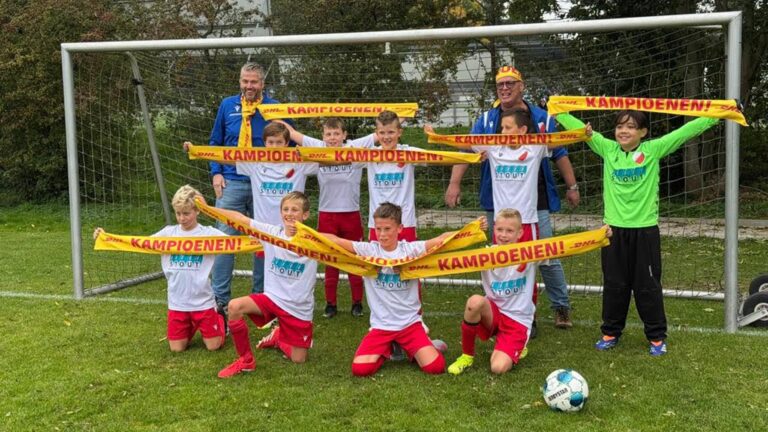 VVH JO11-1 ongeslagen kampioen in de Hoofdklasse bij voetbalvereniging Sliedrecht