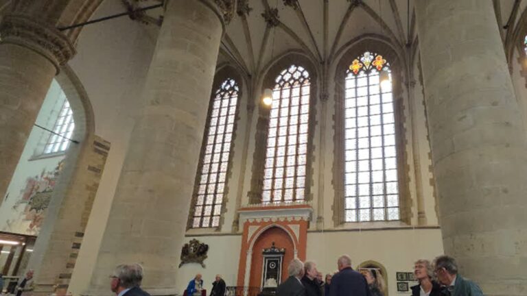 Eerste gerestaureerde glas-in-loodraam van de Grote Kerk onthuld