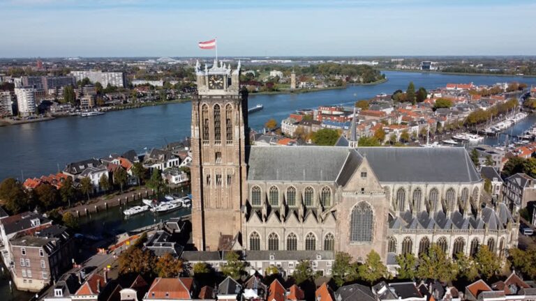 Gevaar voor vallende stenen bij Grote Kerk, gemeente neemt veiligheidsmaatregelen
