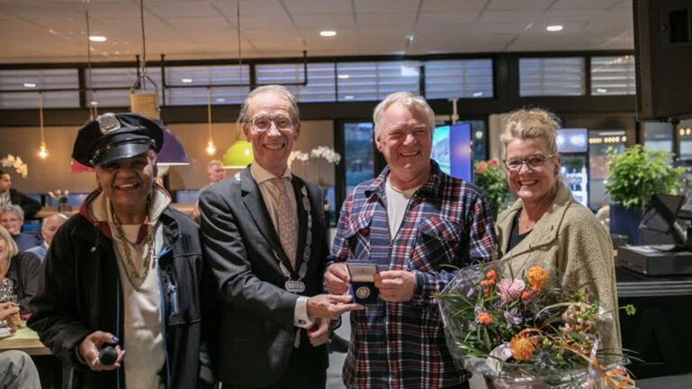 Jack (75) in het zonnetje gezet, hij helpt al 40 jaar mensen met een beperking