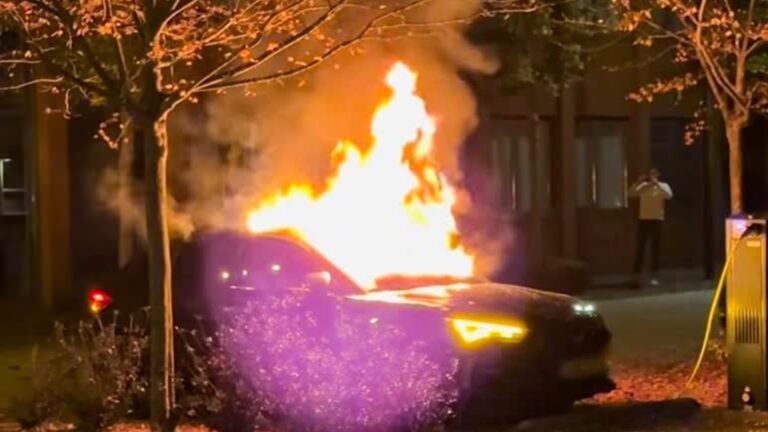 Elektrische auto in vlammen op, sterke vermoedens van brandstichting