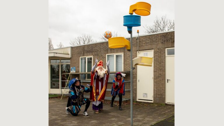 Sinterklaas en zwarte pieten helpen een handje mee om leden te werven bij SKC Merwede/Multiplaat