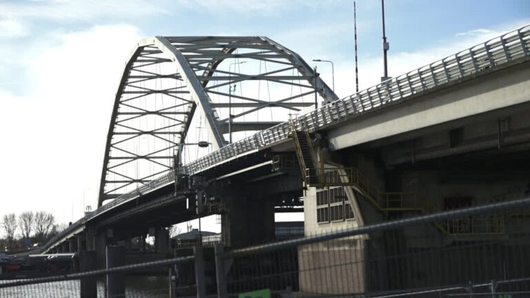 Vrachtverkeer over spoor en bussen over vluchtstrook: hoe zijn gevolgen brugsluiting op te vangen?