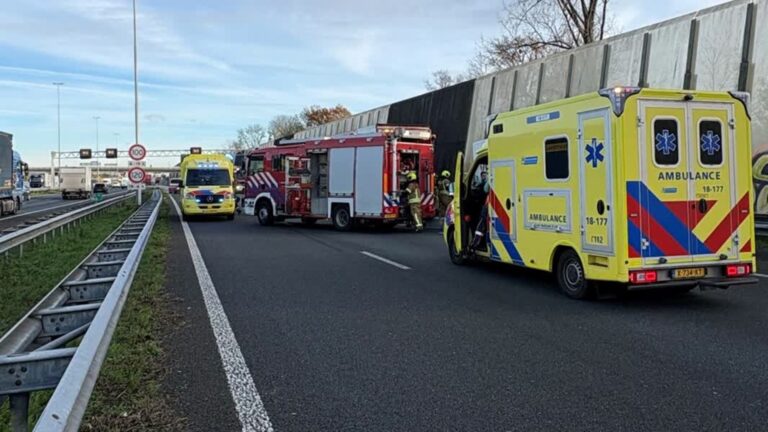 Bestuurder bekneld na aanrijding, A15 was tijd dicht
