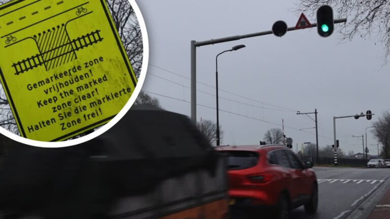 ‘Gevaarlijke verkeerssituatie’ bij spoorwegovergang niet aangepast: ‘Geen reden om te veranderen’
