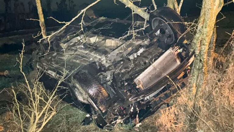 Automobilist mist rotonde op N216 en slaat over de kop