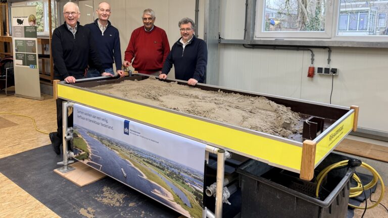 Overhandiging Rivierstroomtafels aan de WoWKeet