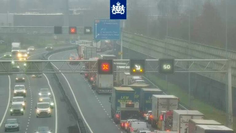 Lange file op A15 door ongelukken: uur vertraging